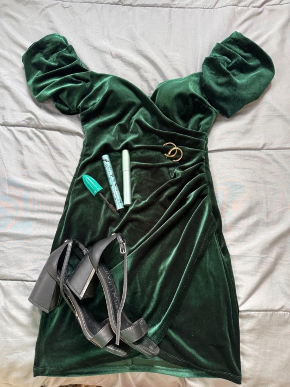 Green velvet mini dress with puffy sleeves💚🪲🦚